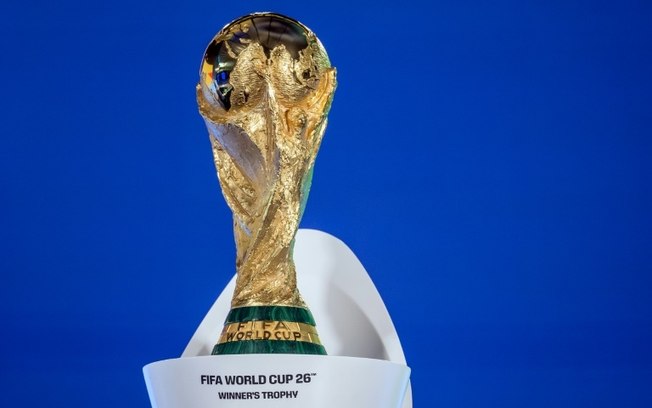 Troféu da Copa do Mundo exposto durante o sorteio dos grupos das eliminatórias europeias para a edição de 2026, nesta sexta-feira, e Zurique