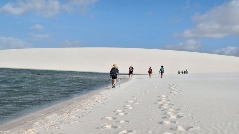 Turistas na travessia dos Lençóis Maranhenses