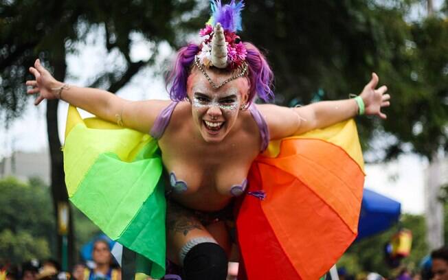 Foliã curte o carnaval de rua do Rio de Janeiro em um dos blocos da cidade