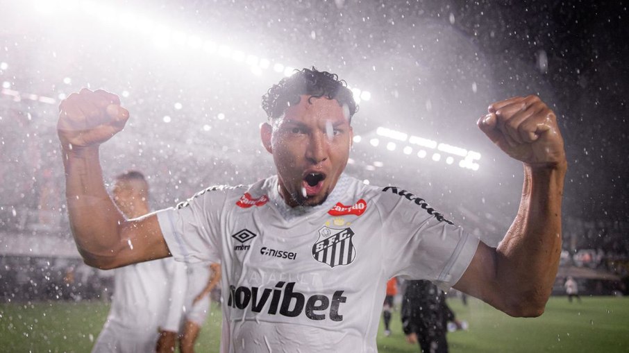 Rony comemorando com a camisa do Santos