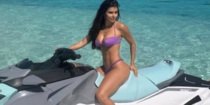 Isabella Arantes encanta seguidores ao posar de biquíni