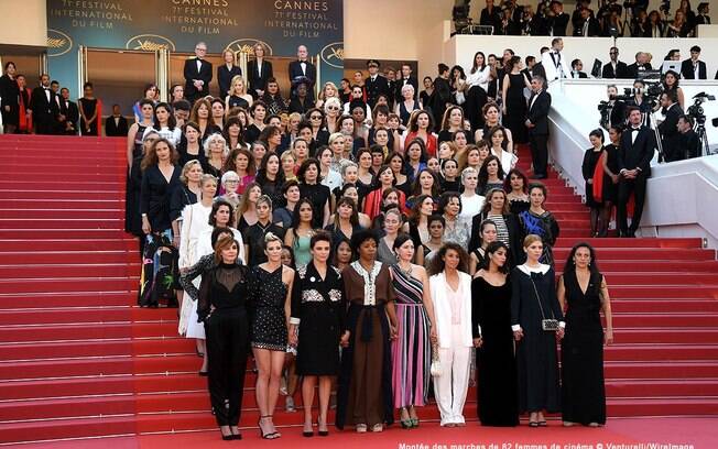 82 mulheres tomaram a escadaria do Theâtre Debussy exigindo igualdade de gênero na indústria cinematográfica