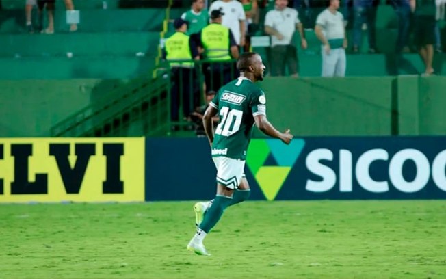 Autor de gol contra o América-MG, Diego renova contrato com o Goiás e celebra: 'Muito feliz'