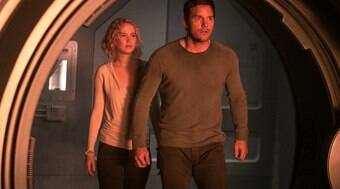 Jennifer Lawrence e Chris Pratt tentam, mas não seguram bomba “Passageiros”