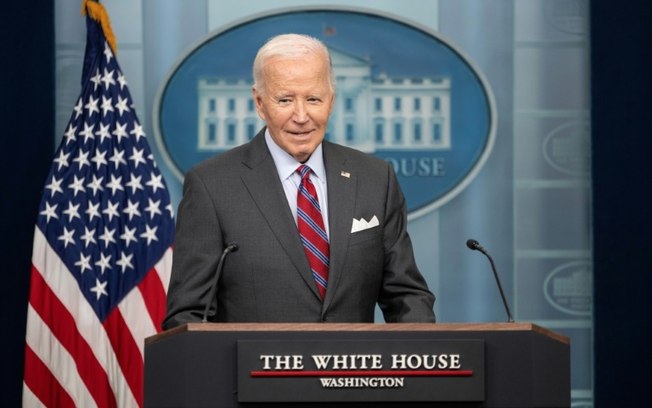 O presidente dos Estados Unidos, Joe Biden, fala durante a coletiva de imprensa diária na Casa Branca em Washington, em 4 de outubro de 2024