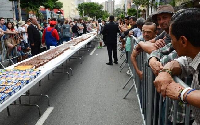 Moradores do Bixiga tradicionalmente comemoram o aniversário da cidade de São Paulo com bolo gigante