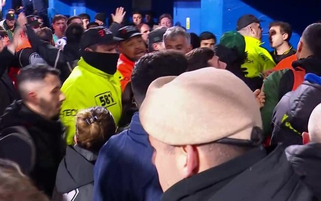 Guillermo Barros Schelotto e Julio Vaccari se envolveram em uma briga no túnel dos vestiários após o duelo pelo Campeonato Argentino