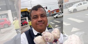 Garçom fatura R$ 4.500 em 5h com morangos cravejados em semáforos