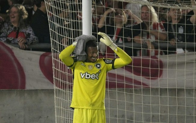 O goleiro do Botafogo, John, lamenta após o atacante do Estudiantes, Guido Carrillo, marcar o gol da vitória de sua equipe no estádio Jorge Luis Hirschi, em La Plata, província de Buenos Aires, Argentina, em 23 de abril de 2025. O goleiro do Botafogo, John, lamenta após o atacante do Estudiantes, Guido Carrillo, marcar o gol da vitória de sua equipe no estádio Jorge Luis Hirschi, em La Plata, província de Buenos Aires, Argentina, em 23 de abril de 2025.