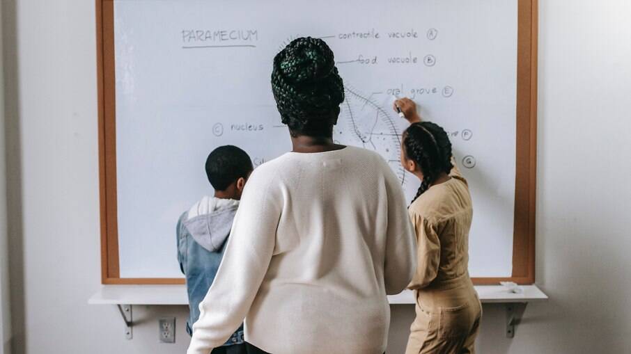 Professores LGBTQIAP+ em sala de aula impulsionam debate sobre diversidade, mas sofrem por pressões do sistema educacional