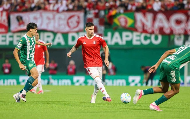 Paulo Pezzolano observa seus jogadores durante jogo contra a Chapecoense Paulo Pezzolano observa seus jogadores durante jogo contra a Chapecoense