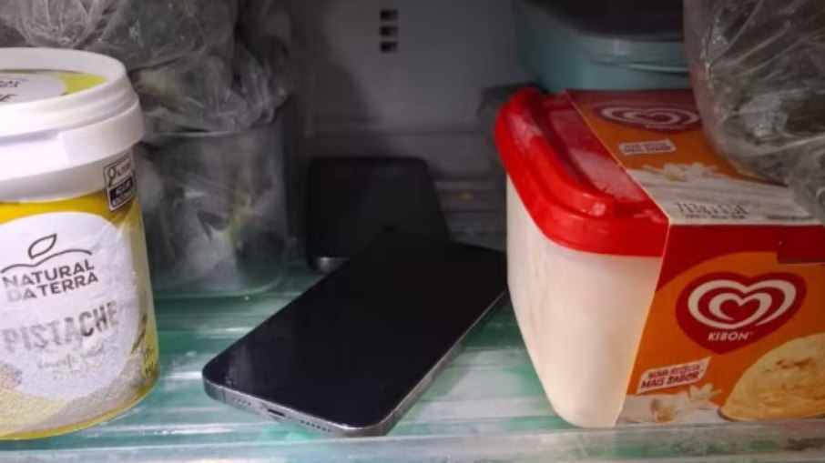 Prefeito de Caxias esconde celulares em freezer para polícia não achar