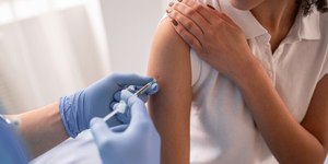 Vacina do HPV e exame preventivo combatem o câncer do colo do útero
