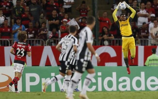 Santos vence o Flamengo em noite de pênalti perdido por Gabigol e elimina risco de queda no Brasileirão