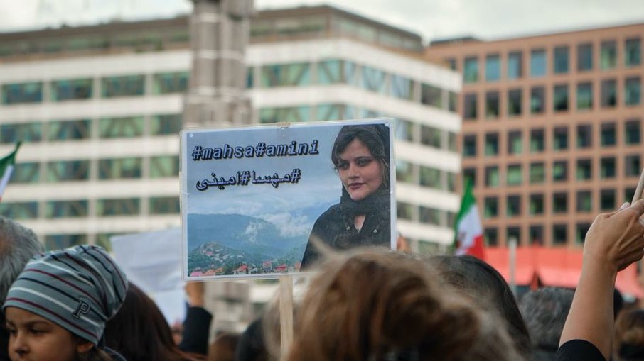 Protesto no Irã contra a morte de Mahsa Amini