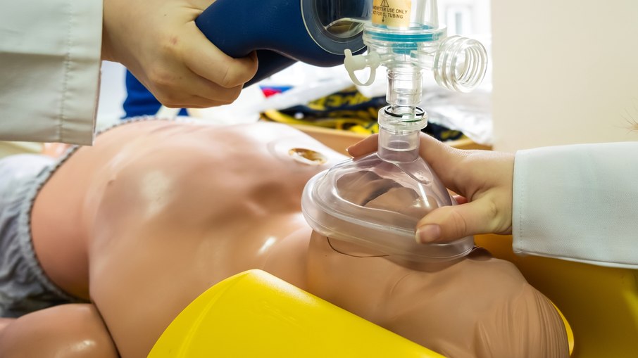 Estudantes de medicina praticando ressuscitação cardiopulmonar de emergência em um boneco