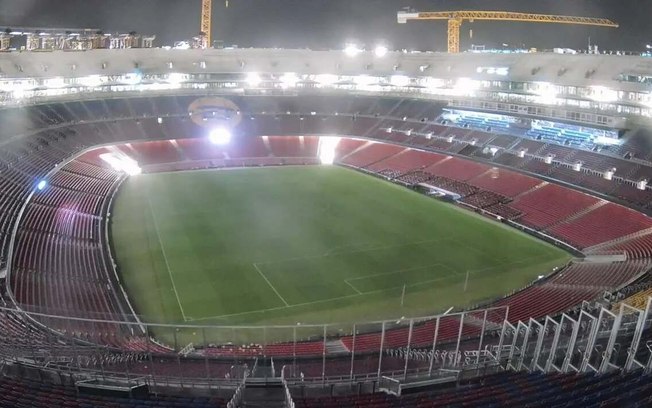 Tribuna de imprensa do reformado Camp Nou ficou impraticável com o temporal