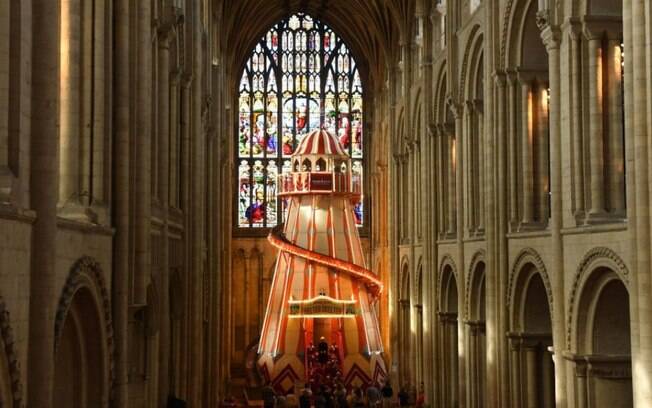 A Catedral de Norwich instalou um escorregador de 17 metros de altura no meio do templo para o fiéis apreciarem os detalhes da construção