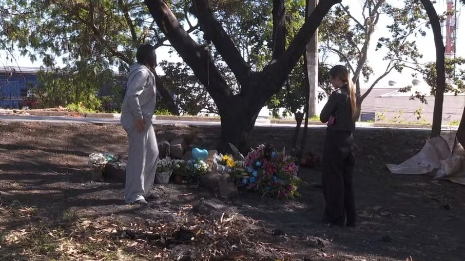 Sem conseguir realizar o velório e o sepultamento cinco dias após a tragédia, a família transformou o trecho do acidente em um espaço de homenagem e oração Sem conseguir realizar o velório e o sepultamento cinco dias após a tragédia, a família transformou o trecho do acidente em um espaço de homenagem e oração