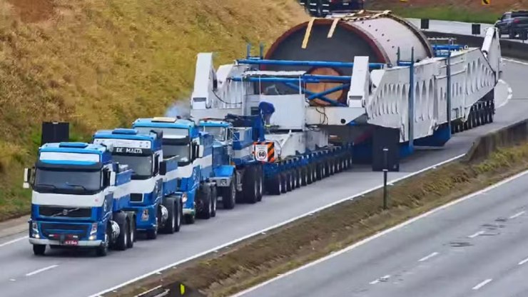 Megacarreta volta a trafegar na Fernão Dias após dias parada