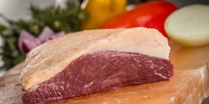 Tarifa dos EUA e baixa procura derrubam carne bovina
