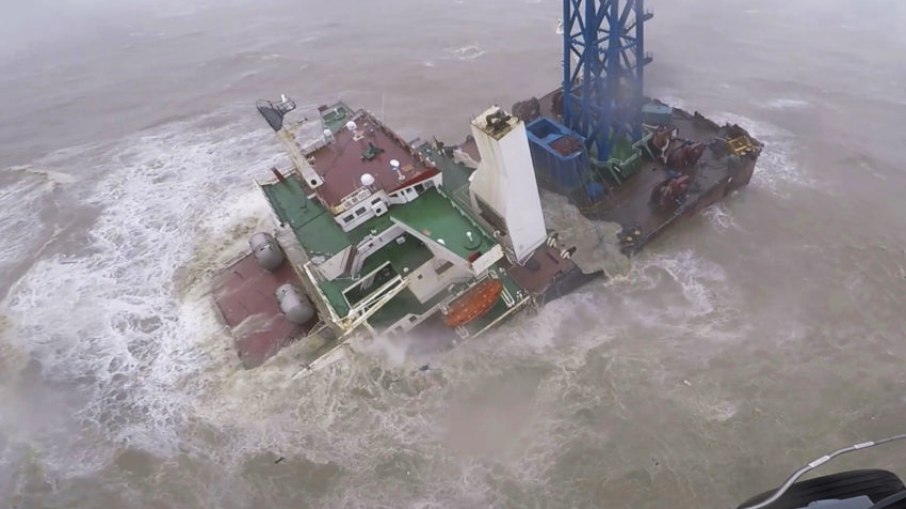 Navio naufragou na China ao passar por tufão