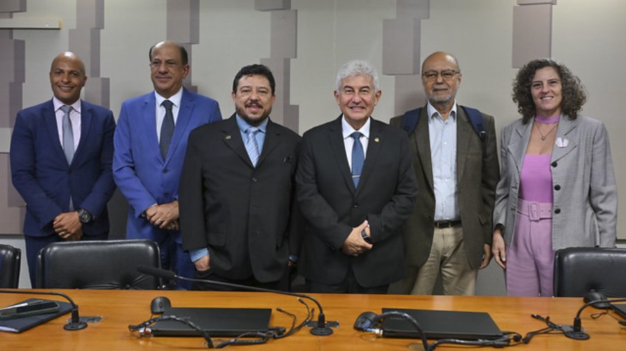 Após audiência, convidados posam para foto: diretor de Relações Institucionais do Senac Nacional, Antônio Henrique Borges Paula; professor do Instituto Federal de São Paulo (IFSP), Alaor Mousa Saccomano; presidente da FPEpTec, senador Astronauta Marcos Pontes (PL-SP); coordenador do Ensino Médio e Técnico do Centro Paula Souza, Almério Melquíades de Araújo; especialista em Desenvolvimento Industrial do Senai, Marilza Machado Gomes Regattieri Após audiência, convidados posam para foto: diretor de Relações Institucionais do Senac Nacional, Antônio Henrique Borges Paula; professor do Instituto Federal de São Paulo (IFSP), Alaor Mousa Saccomano; presidente da FPEpTec, senador Astronauta Marcos Pontes (PL-SP); coordenador do Ensino Médio e Técnico do Centro Paula Souza, Almério Melquíades de Araújo; especialista em Desenvolvimento Industrial do Senai, Marilza Machado Gomes Regattieri