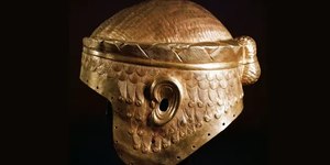 Capacete de ouro de 4.500 anos revela mistério de príncipe