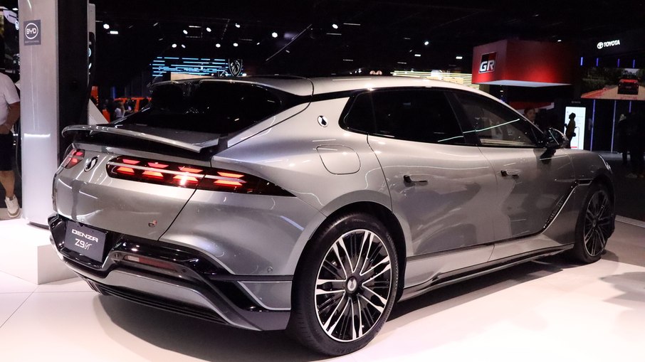 Traseira do Denza Z9 GT no estande da marca no Salão do Automóvel de 2025