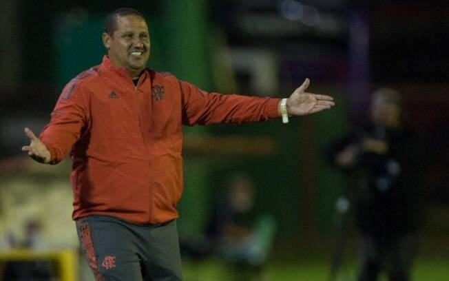 Técnico do sub-17 do Flamengo comemora ano mágico do time e cita o 'divisor de águas'