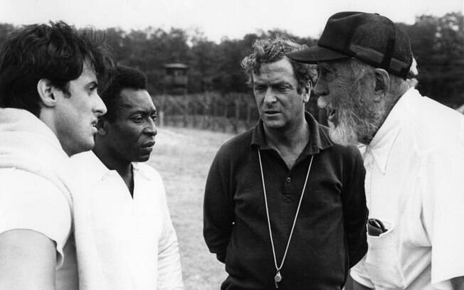 Pelé interpreta um jogador de futebol no filme que contou com a participação de outros jogadores