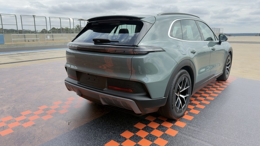 Traseira do Cayenne Electric traz faixa luminosa integral e aerofólio adaptativo