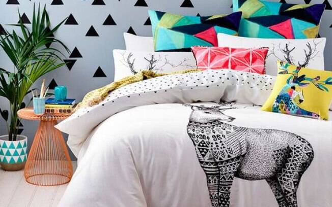 Papel em formas geométricas com fundo colorido alegram e trazem um ar de modernidade para o quarto