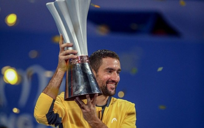 Marin Cilic levanta o troféu de campeão do ATP 250 de Hangzhou, após vencer a final contra o chinês Zhang Zhizhen