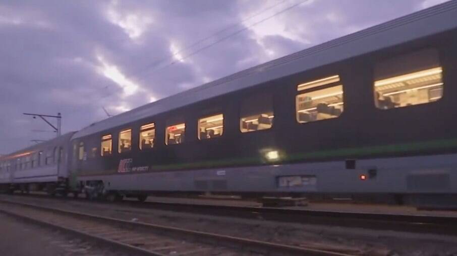 Refugiados deixando a Ucrânia em trens