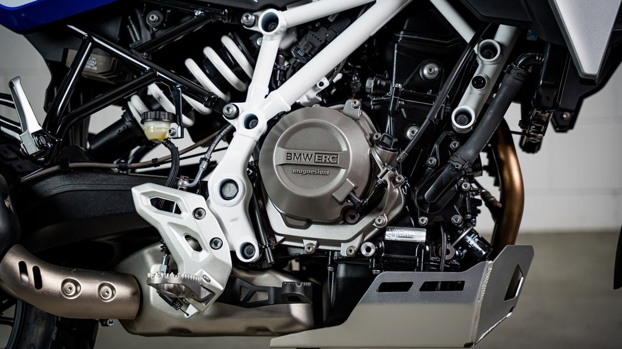 O motor é um bicilíndrico de 420 cm³, com virabrequim a 135 graus, entregando cerca de 48 cv e 4,3 kgf.m de torque.