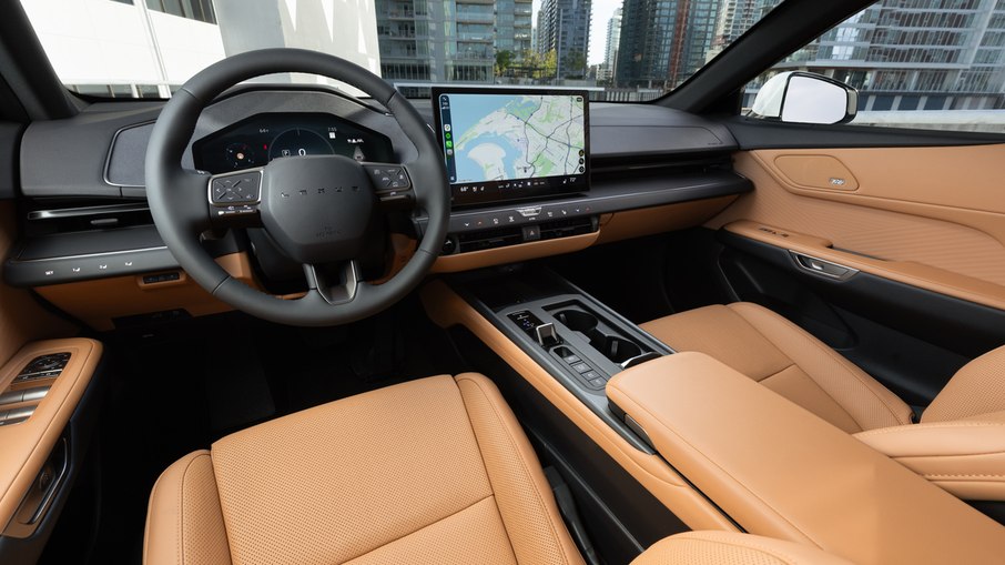 Cabine do novo Lexus ES 350h recebe painel digital de 12,3 polegadas e central multimídia de 14 polegadas.