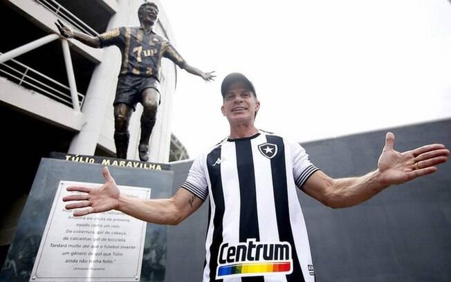 Túlio defende permanência de Enderson e espera ano tranquilo para o Botafogo: 'Está no caminho certo' Túlio defende permanência de Enderson e espera ano tranquilo para o Botafogo: 'Está no caminho certo'