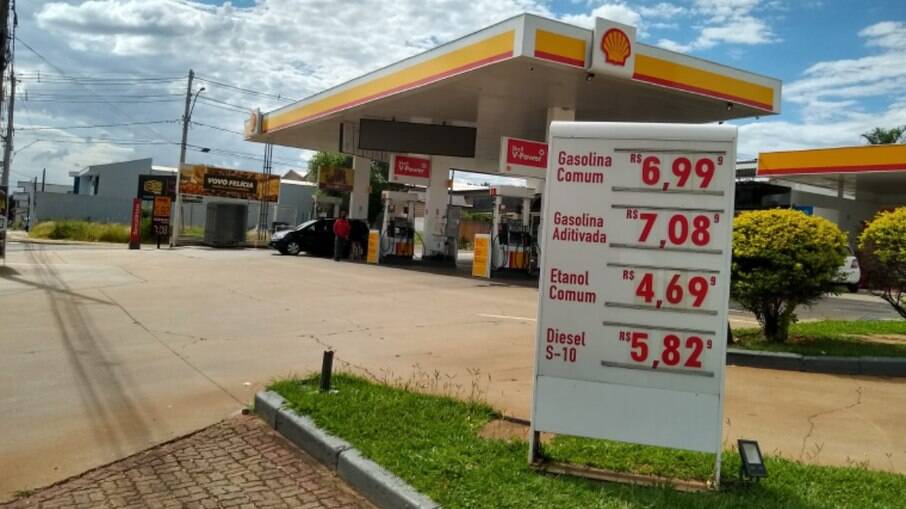 Gasolina dispara e chega a R$ 7 na véspera do aumento