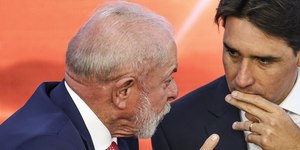 Mancha na cabeça de Lula rouba a cena em anúncio de investimento