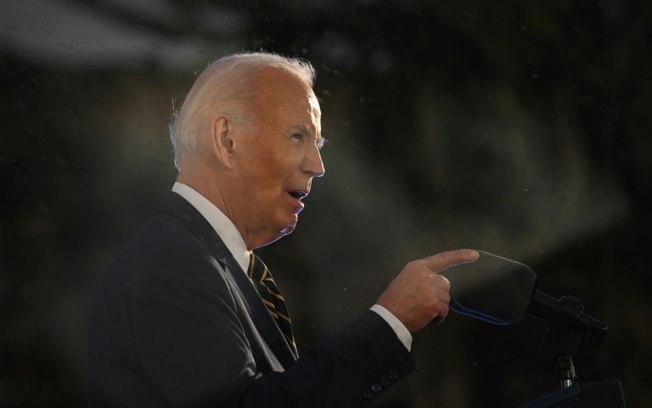 O presidente dos Estados Unidos, Joe Biden, gesticula durante discurso em sua visita ao Museu Nacional da Escravatura em Morro da Cruz, perto de Luanda, em 3 de dezembro de 2024