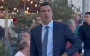 Luís Figo faz gesto obsceno após provocação de torcedor do Barça