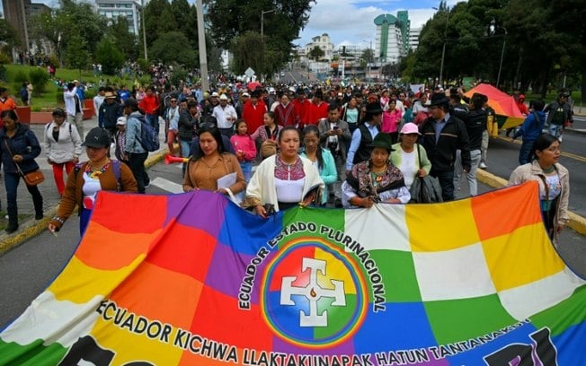 Indígenas marcham em manifestação de movimentos e organizações de povos originários contra atividades de mineração em seu território, em Quito, 2 de julho de 2024