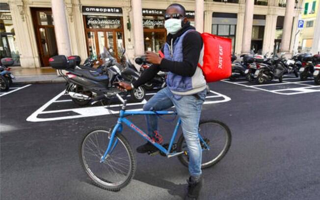 Entregador do aplicativo de delivery Just Eat em Gênova, na Itália