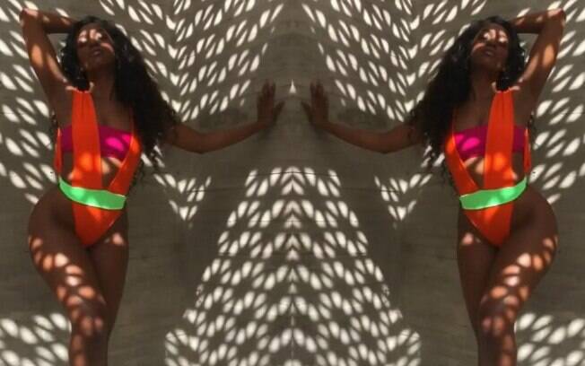 IZA compartilha ensaio moda praia no Instagram e brinca ao postar vídeo dançando