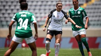 Colo-Colo%20Feminino%20conquista%20o%20tetra%20sob%20o%20comando%20de%20Tatiele%20Silveira