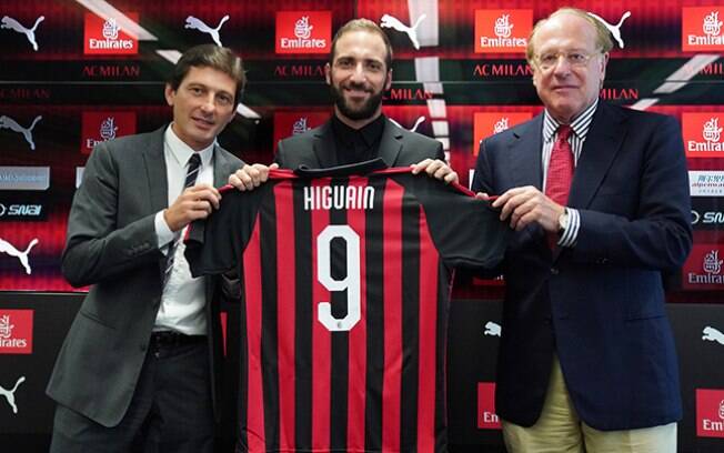 O argentino Gonzalo Higuaín foi apresentado no Milan e recebeu a camisa 9