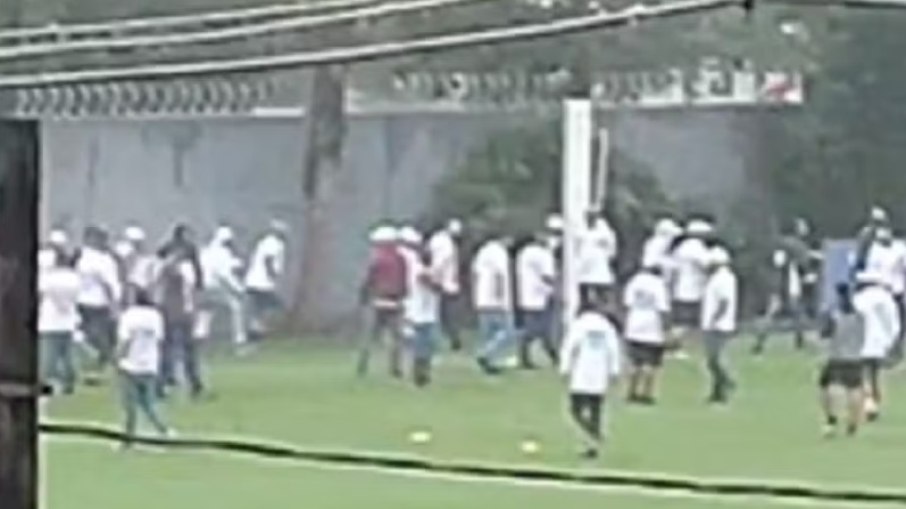 Torcedores do Santos invadiram o CT Rei Pelé Torcedores do Santos invadiram o CT Rei Pelé