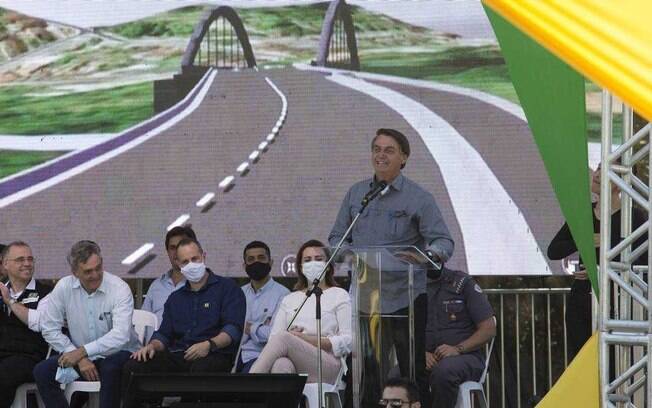 O presidente Jair Bolsonaro aparenta projeto de construção de ponte sobre o rio Pariquera-Açu