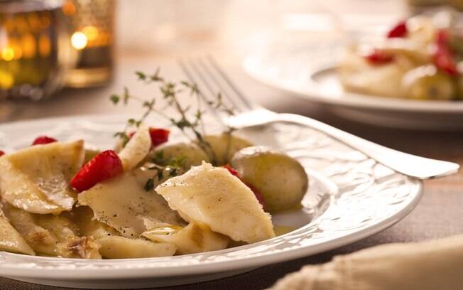 Foto da receita Bacalhau assado com batatas, tomate e vinho pronta.